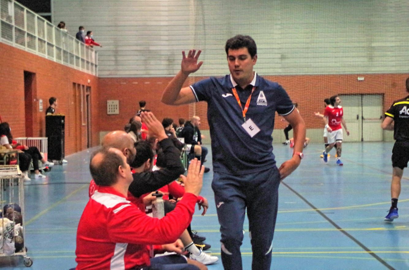 Comercial El Accesorio colabora con el club balonmano Arroyo