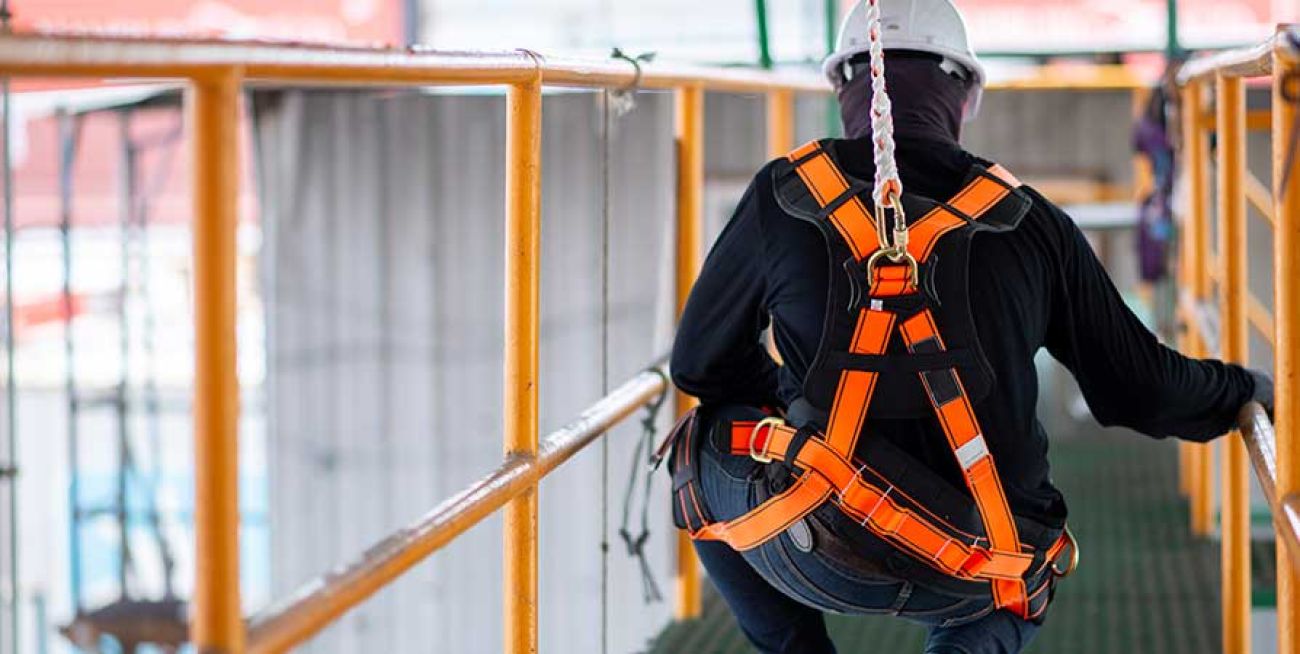 Revisión y certificación de equipos de protección en altura