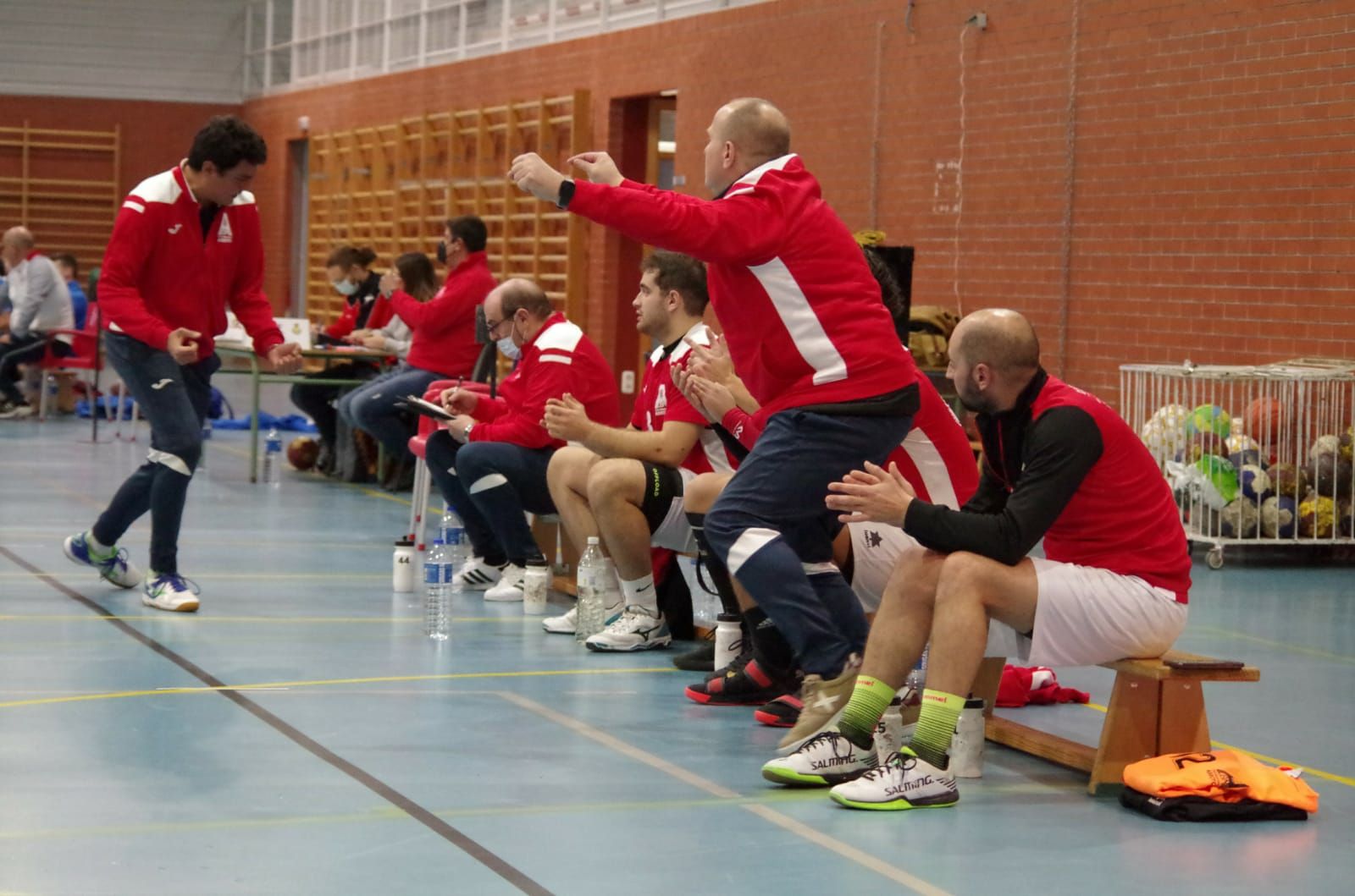Comercial El Accesorio colabora con el club balonmano Arroyo